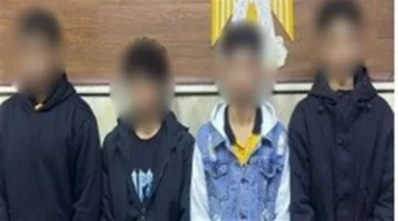 حادثة غاضبة.. مدرس يضرب 4 طلاب ثانويين على أيديهم أثناء الدرس